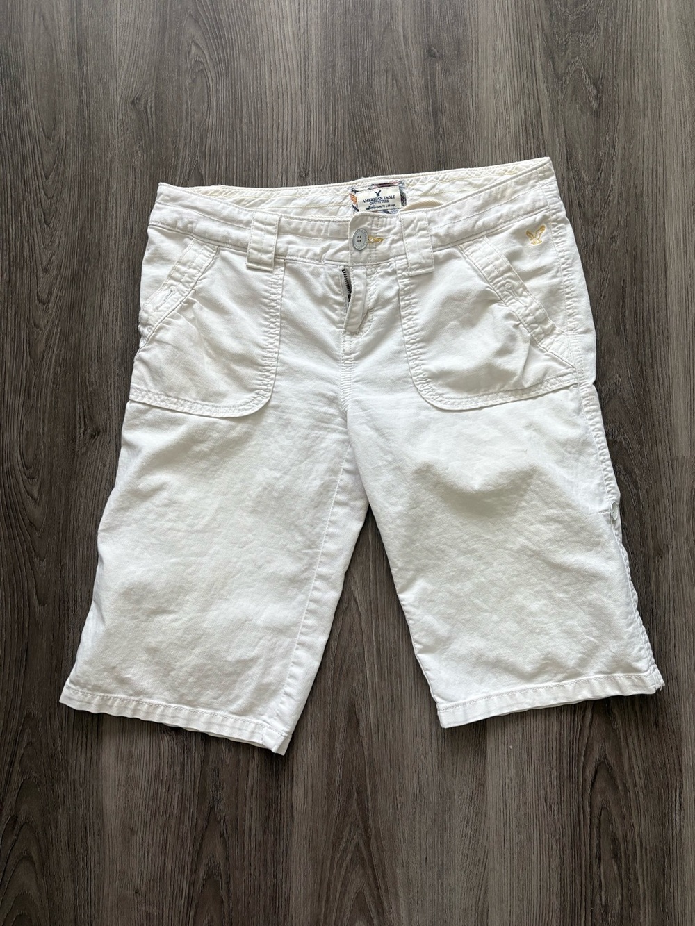 Y2K American Eagle Outfitters White Knee-Length Bermuda Shorts